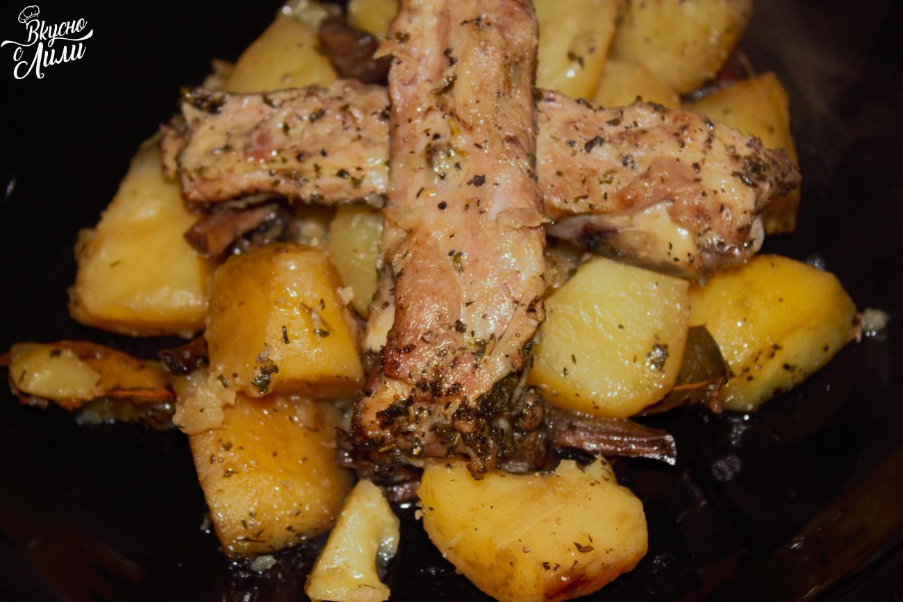 Свински ребра с картофи и гъби